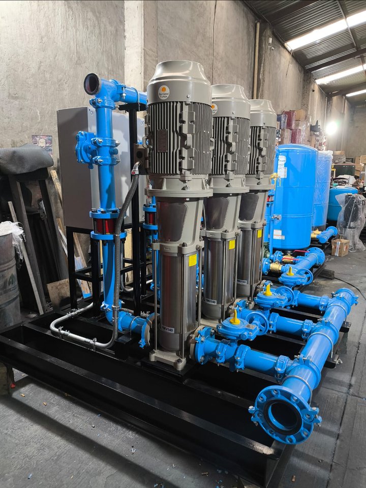 Equipo hidroneumático de tres bombas verticales multietapa armado en el taller de Promit