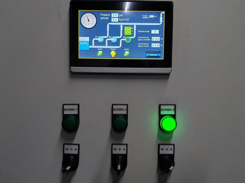Tablero de control de un equipo de bombeo con pantalla táctil, luces de estado y selectores por bomba